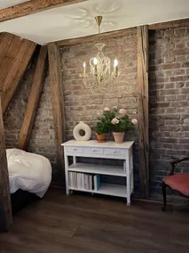 Guest house with new bathroom, parking, 2 min to downtown - Image 4