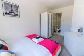 4 en-suite bedroom house with free parking Aylesbury - Image 3