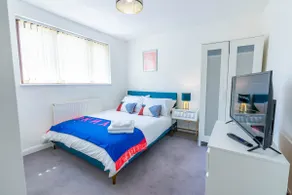 4 en-suite bedroom house with free parking Aylesbury - Image 2