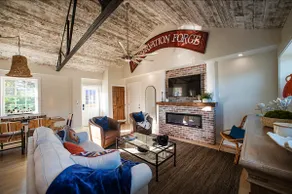 Upscale Downtown Suite in Lewes - Image 2