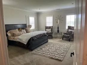 Spacious living - Image 2