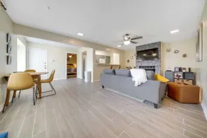 Bright and airy 2 bedroom home near major hospital - Image 4
