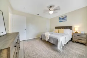 Bright and airy 2 bedroom home near major hospital - Image 3