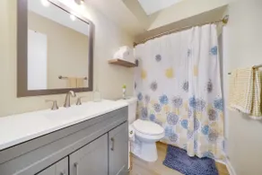 Bright and airy 2 bedroom home near major hospital - Image 2