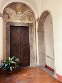 Apartment in the historic center overlooking the river - Image 4