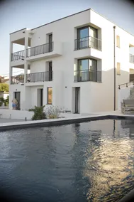 Waterfront apartment, prestige villa, sea access - Image 5
