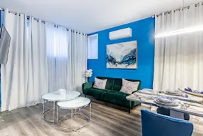 Unique Blue Themed Airbnb with free parking - Image 4