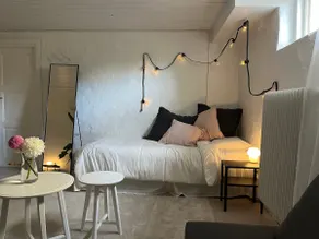 Spacious City Stay • Sleeps 8 • Free Parking 1 Car - Image 4