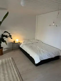 Spacious City Stay • Sleeps 8 • Free Parking 1 Car - Image 5