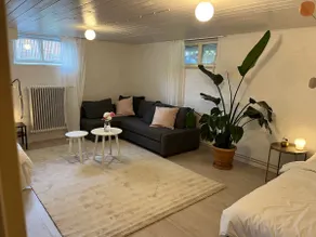 Spacious City Stay • Sleeps 8 • Free Parking 1 Car - Image 2