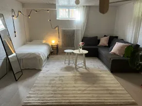 Spacious City Stay • Sleeps 8 • Free Parking 1 Car - Image 3