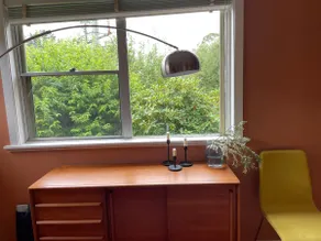 Cheerful mid-century cottage with indoor fireplace - Image 4