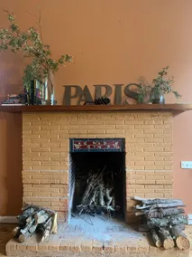 Cheerful mid-century cottage with indoor fireplace - Image 5