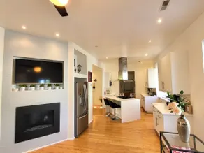 Gorgeous Midtown 3 Bedroom Home - Image 2