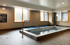 Luxury Cozy Top Floor Condo， 10 Min Walk Downtown - Image 3
