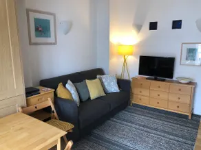 ”Sandy Bay” holiday apartment by beach footpath - Image 3