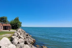 Spacious Lakefront Cottage near Point Pelee - Hot Tub + Yard + Pet Friendly - Image 5