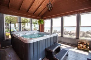 Spacious Lakefront Cottage near Point Pelee - Hot Tub + Yard + Pet Friendly - Image 2