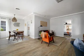 Cheerful 3-Bdrm Front Bungalow w/ full kitchen. - Image 3