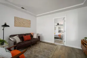 Cheerful 3-Bdrm Front Bungalow w/ full kitchen. - Image 5