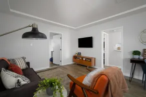 Cheerful 3-Bdrm Front Bungalow w/ full kitchen. - Image 4