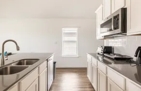 Furnished bright and spacious guest suite - Image 4