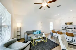Furnished bright and spacious guest suite - Image 2