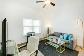 Furnished bright and spacious guest suite - Image 3