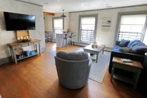 Hidden Gem 2nd Floor 1BR Apt. Historic Downtown - Image 3