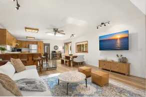 Coastal Cottage, 4 Large Decks, Close to Beach - Image 3