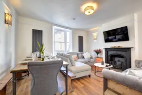 Modern 4 Bedroom townhouse perfect location. - Image 3