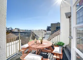 Modern 4 Bedroom townhouse perfect location. - Image 2