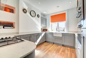 Modern 4 Bedroom townhouse perfect location. - Image 4