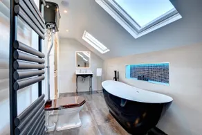 Modern 4 Bedroom townhouse perfect location. - Image 5