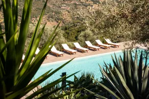 Villa surrounded by nature with heated pool - Image 4