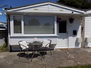 Adorable 2 bedroom holiday home with free parking. - Image 4