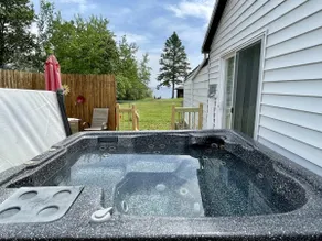 Cozy 1-bedroom cottage with hot tub - Image 2