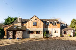 Cheerful 7-bedroom house with hot tub sleeps 25 - Image 2