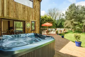 Cheerful 7-bedroom house with hot tub sleeps 25 - Image 3