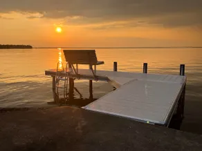 Lakefront 3-bedroom cottage with private dock & amazing sunset view - Image 3