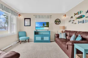 Lakefront 3-bedroom cottage with private dock & amazing sunset view - Image 4
