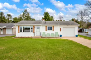 Lakefront 3-bedroom cottage with private dock & amazing sunset view - Image 2