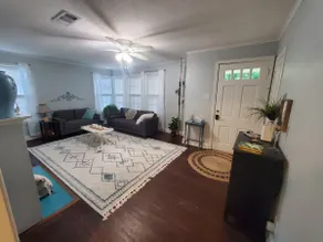 Clean, relaxing 2 Bedroom Home with Vintage Charm - Image 3