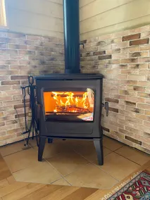 A quiet lodge in the woods with a wood-burning stove and BBQ grill at the southern foot of Yatsugatake - Image 2