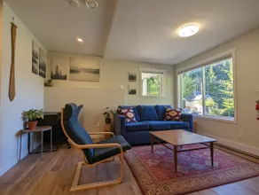 Comfortable one bedroom by the ocean - Image 2