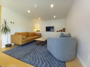Bright 2B suite across from park w/ mountain views - Image 2