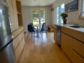 Bright 2B suite across from park w/ mountain views - Image 3