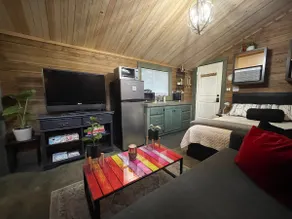 Cozy Cabana with Large Private Outdoor Hot Tub - Image 5