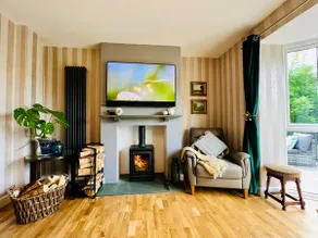 Exclusive 3 bedroom detached home with garden - Image 2