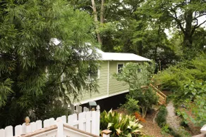 The Greenhouse Cozy Cottage- Walk to Downtown! - Image 4
